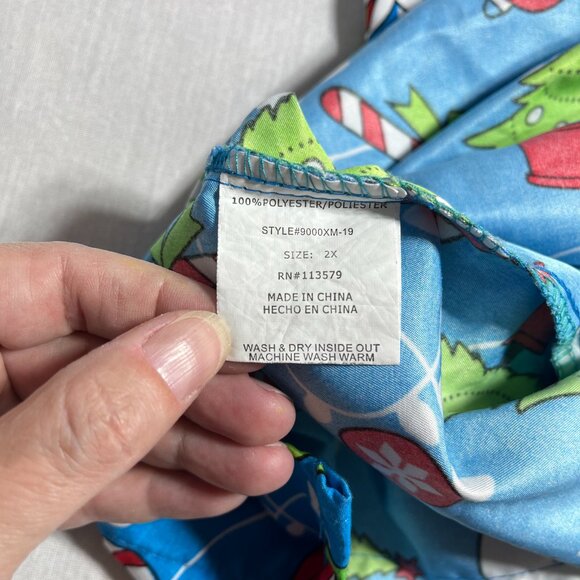 Serene Uniforms Women's Scrubs Top Snowman Christmas Tree Winter V-Neck Size 2X - Picture 8 of 9